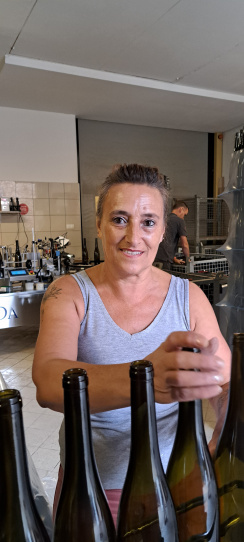 une femme devant des bouteilles